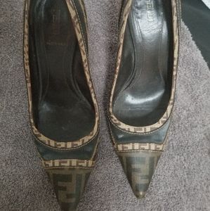 FENDI SZ 40 LOGO HEELS